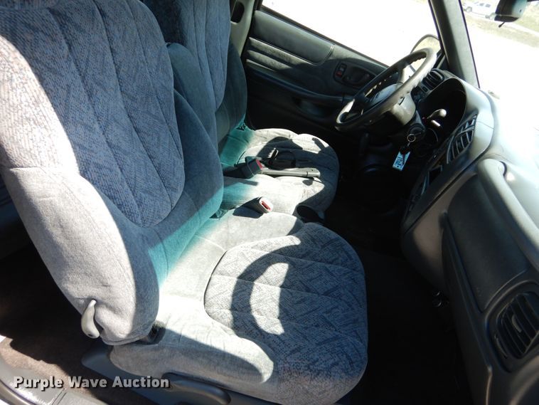 image for item IY9541 2000 GMC Sonoma SLS  Ext. Cab pickup truck