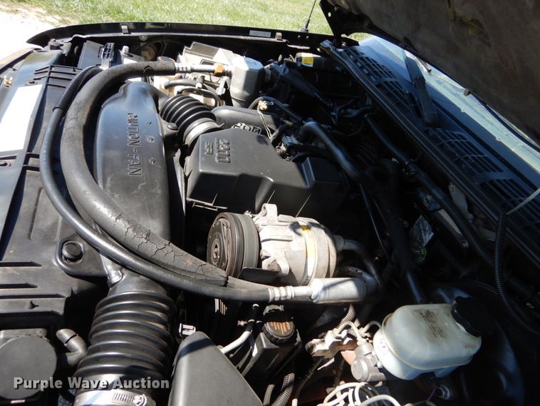 image for item IY9541 2000 GMC Sonoma SLS  Ext. Cab pickup truck