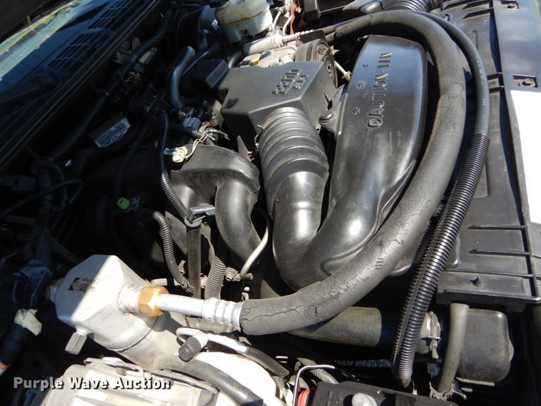 image for item IY9541 2000 GMC Sonoma SLS  Ext. Cab pickup truck