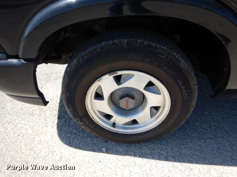 image for item IY9541 2000 GMC Sonoma SLS  Ext. Cab pickup truck