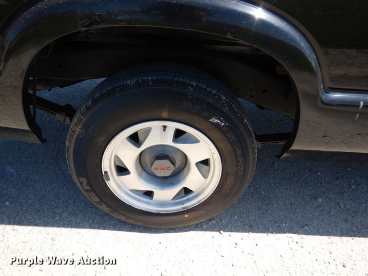 image for item IY9541 2000 GMC Sonoma SLS  Ext. Cab pickup truck