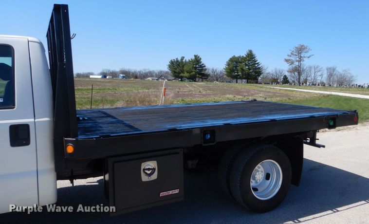 image for item IY9543 2011 Ford F350 Super Duty  flatbed pickup truck