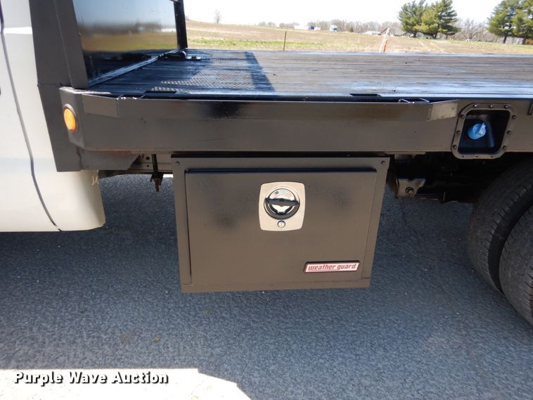 image for item IY9543 2011 Ford F350 Super Duty  flatbed pickup truck