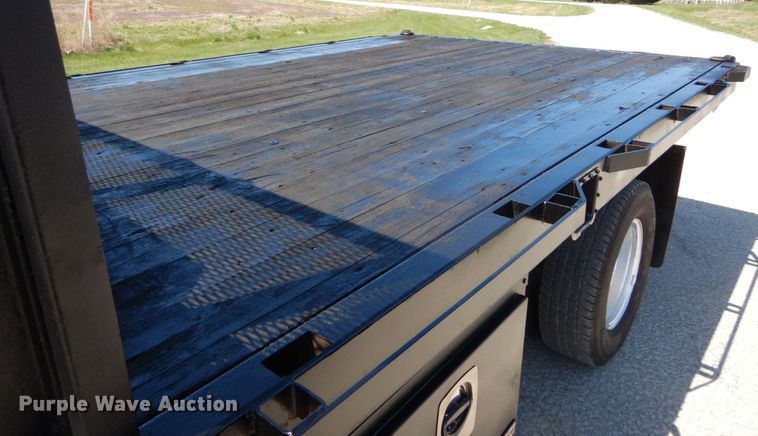 image for item IY9543 2011 Ford F350 Super Duty  flatbed pickup truck
