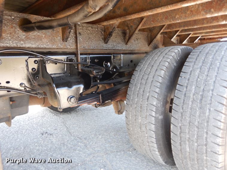 image for item IY9543 2011 Ford F350 Super Duty  flatbed pickup truck