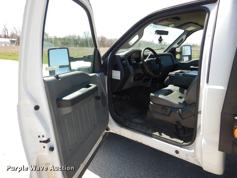 image for item IY9543 2011 Ford F350 Super Duty  flatbed pickup truck