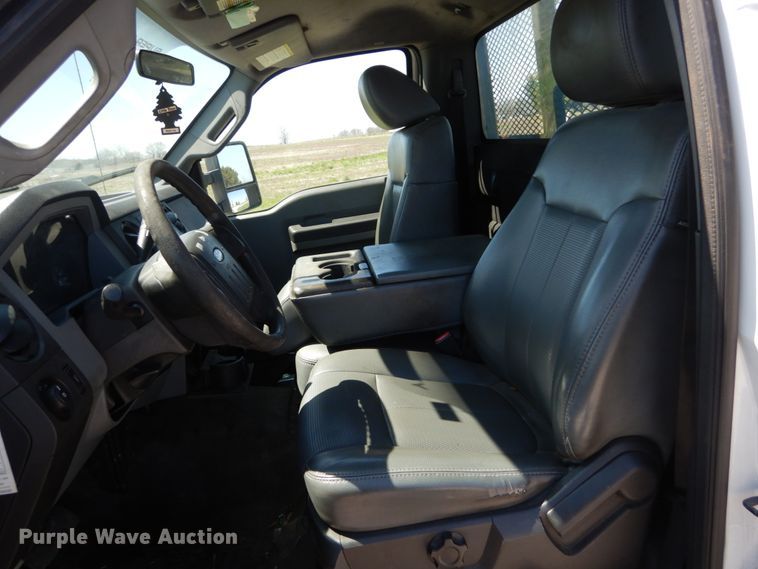 image for item IY9543 2011 Ford F350 Super Duty  flatbed pickup truck