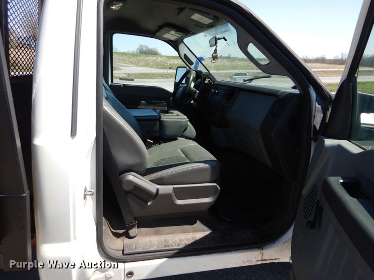 image for item IY9543 2011 Ford F350 Super Duty  flatbed pickup truck