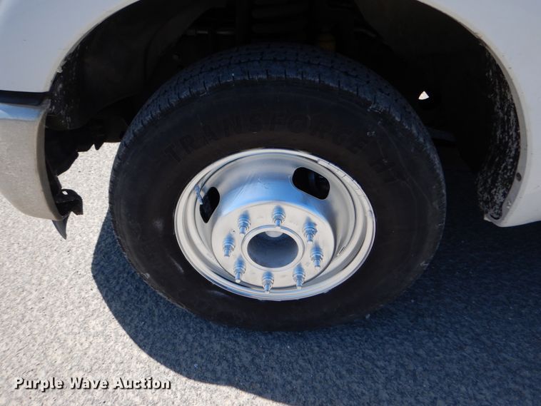 image for item IY9543 2011 Ford F350 Super Duty  flatbed pickup truck