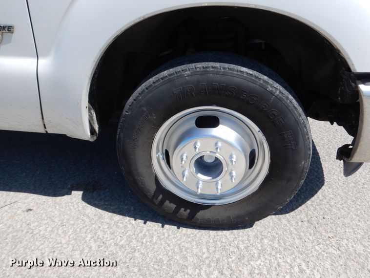 image for item IY9543 2011 Ford F350 Super Duty  flatbed pickup truck