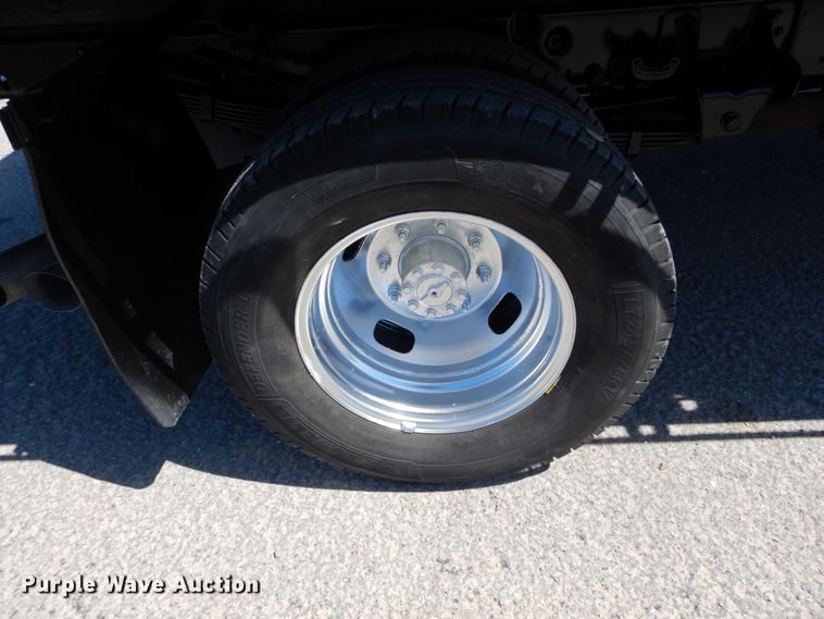 image for item IY9543 2011 Ford F350 Super Duty  flatbed pickup truck