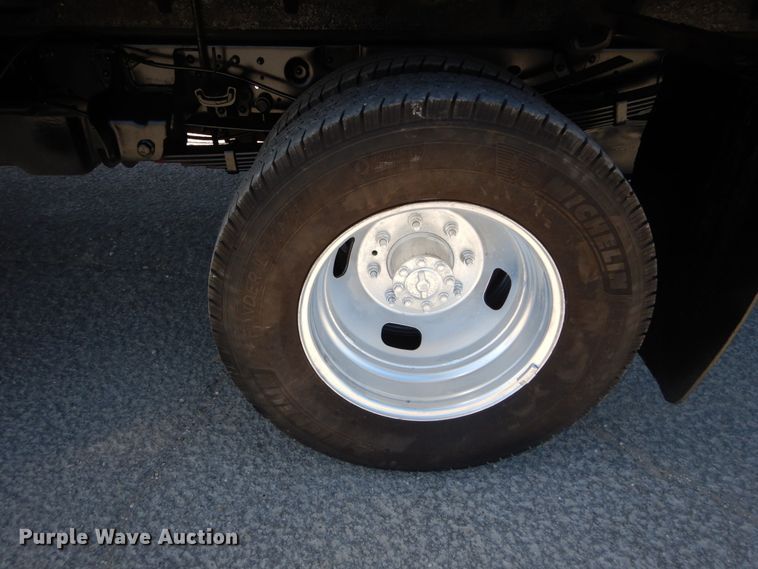 image for item IY9543 2011 Ford F350 Super Duty  flatbed pickup truck