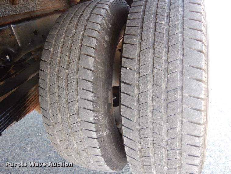 image for item IY9543 2011 Ford F350 Super Duty  flatbed pickup truck