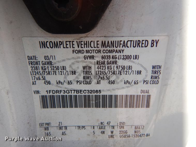 image for item IY9543 2011 Ford F350 Super Duty  flatbed pickup truck