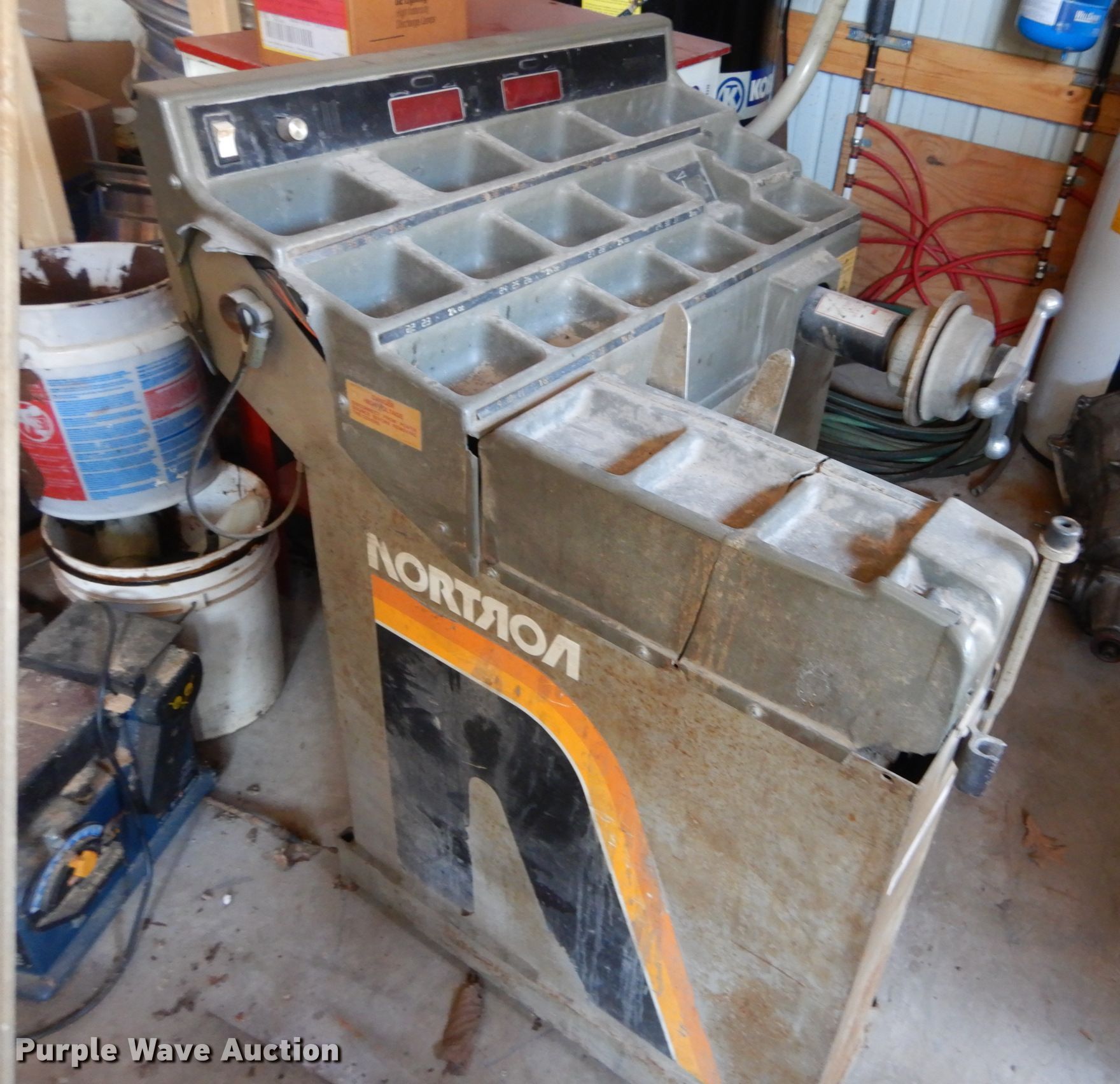 Nortron 7300326 wheel balancer in De Soto, MO Item IY9567 sold