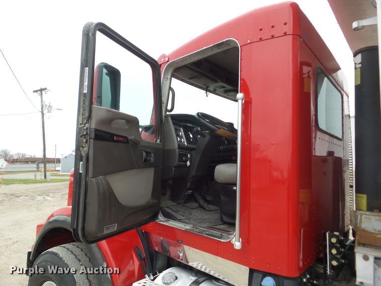 image for item DA7084 2014 Kenworth T800  dump truck
