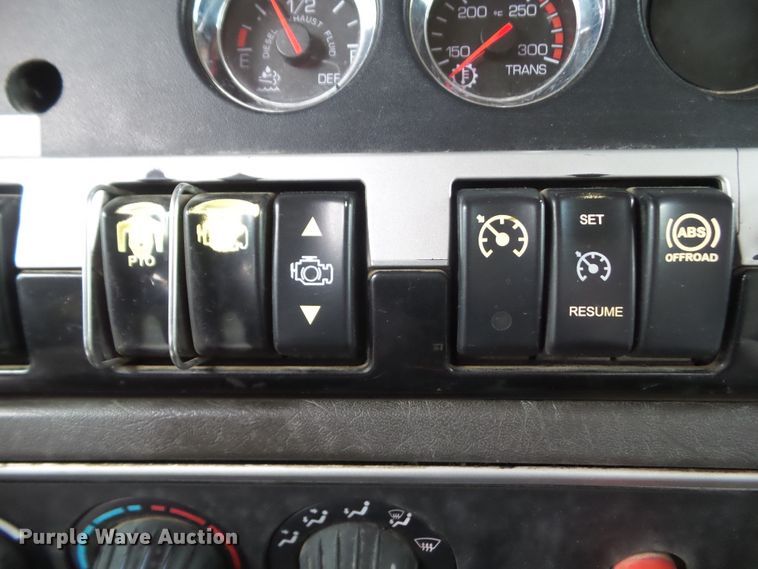 image for item DA7084 2014 Kenworth T800  dump truck