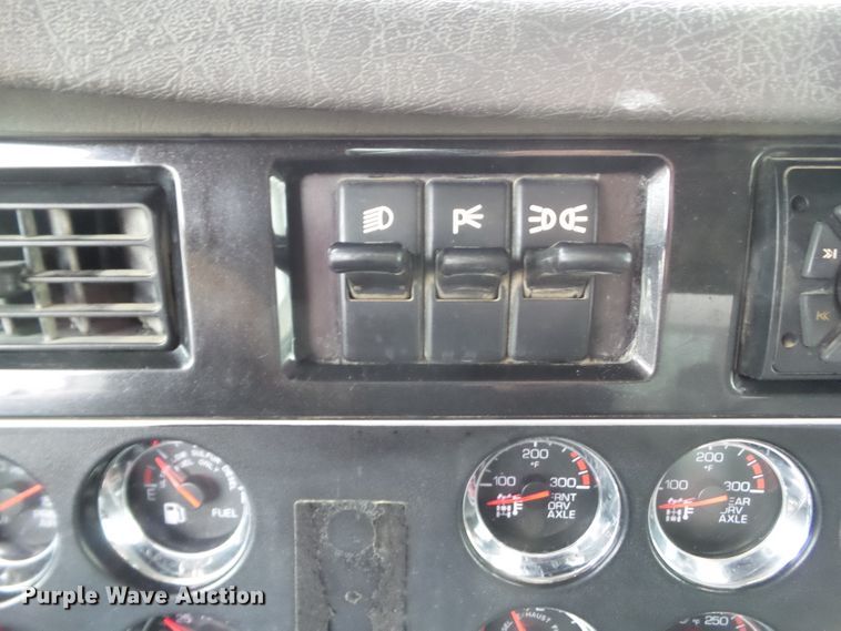 image for item DA7084 2014 Kenworth T800  dump truck