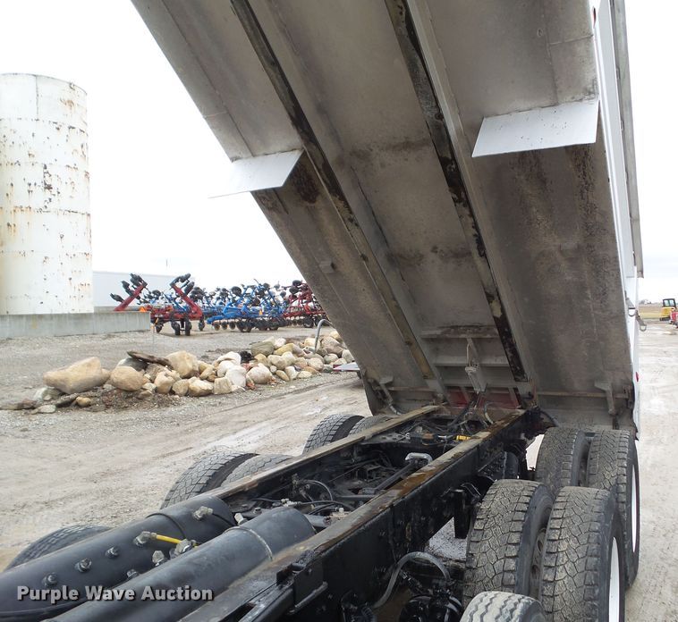 image for item DA7084 2014 Kenworth T800  dump truck