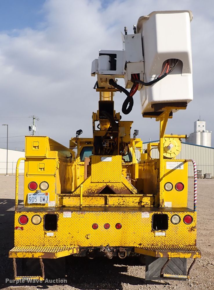 image for item DJ0210 2000 GMC C7500  bucket truck