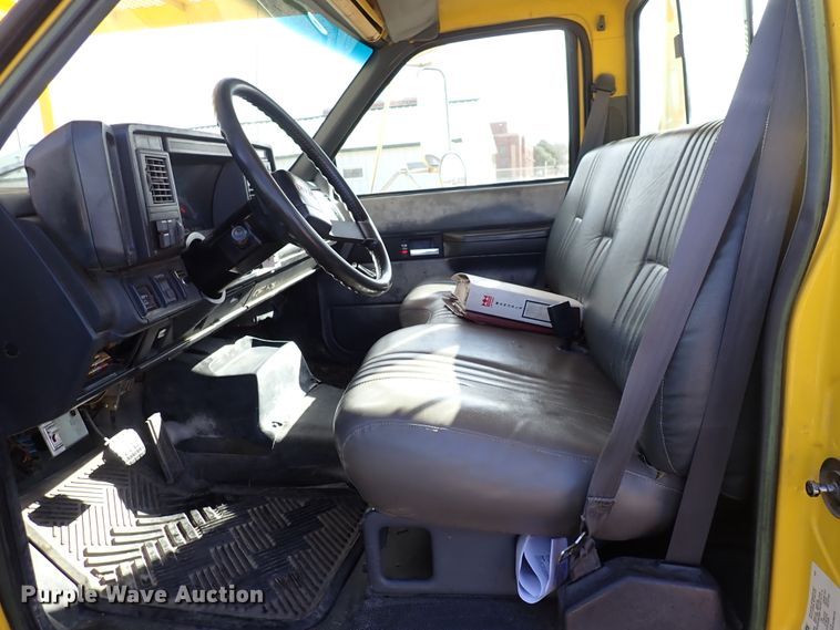 image for item DJ0210 2000 GMC C7500  bucket truck