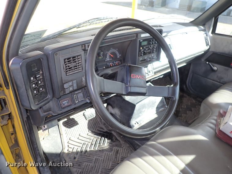 image for item DJ0210 2000 GMC C7500  bucket truck