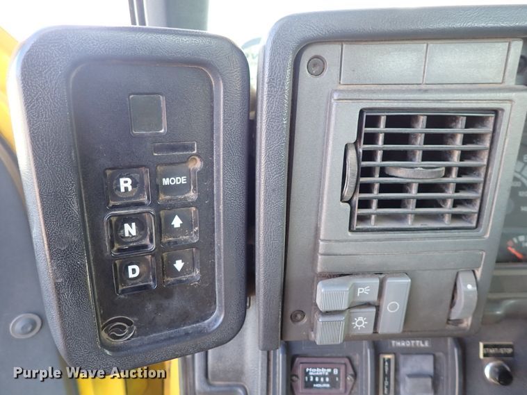 image for item DJ0210 2000 GMC C7500  bucket truck