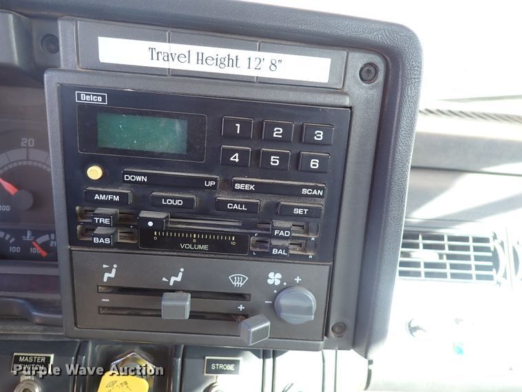 image for item DJ0210 2000 GMC C7500  bucket truck