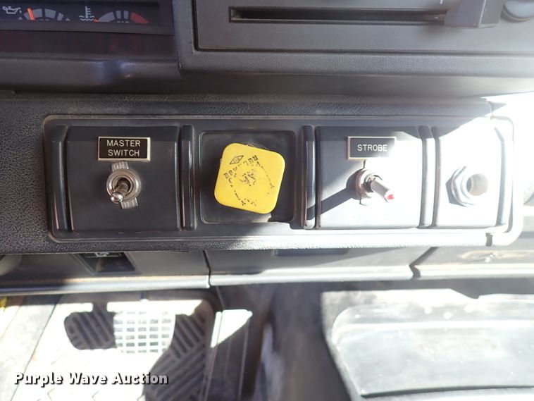 image for item DJ0210 2000 GMC C7500  bucket truck