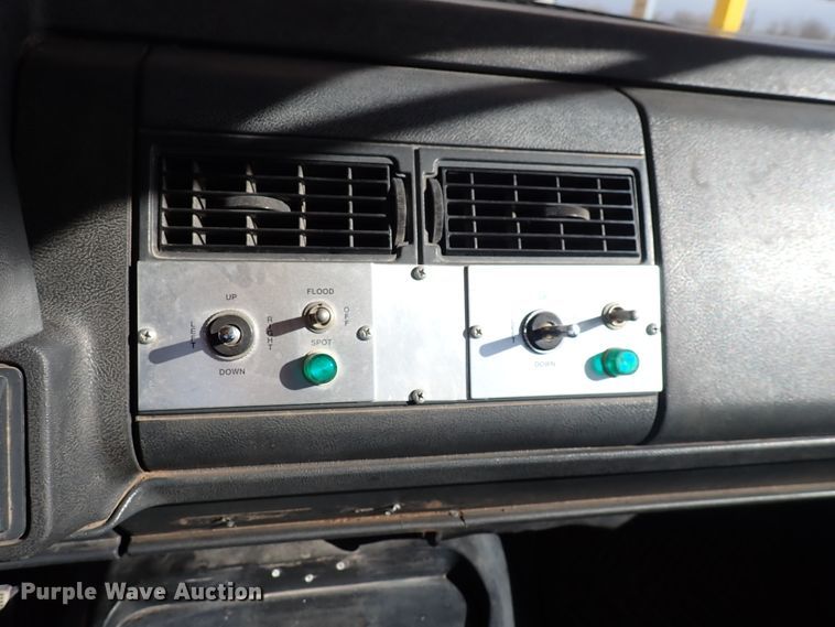 image for item DJ0210 2000 GMC C7500  bucket truck