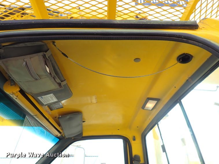 image for item DJ0210 2000 GMC C7500  bucket truck