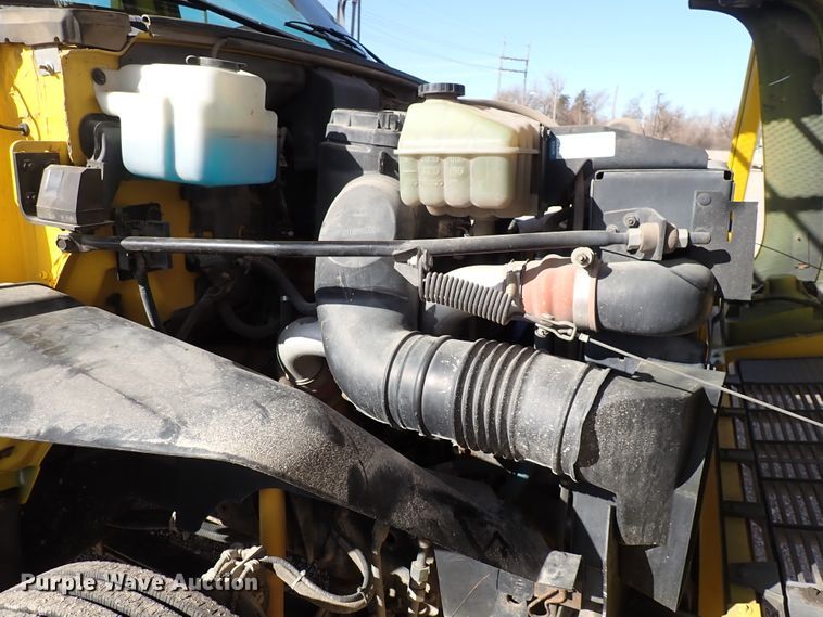 image for item DJ0210 2000 GMC C7500  bucket truck