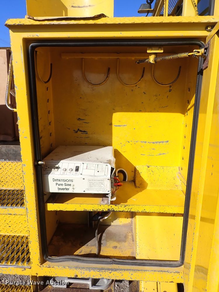 image for item DJ0210 2000 GMC C7500  bucket truck