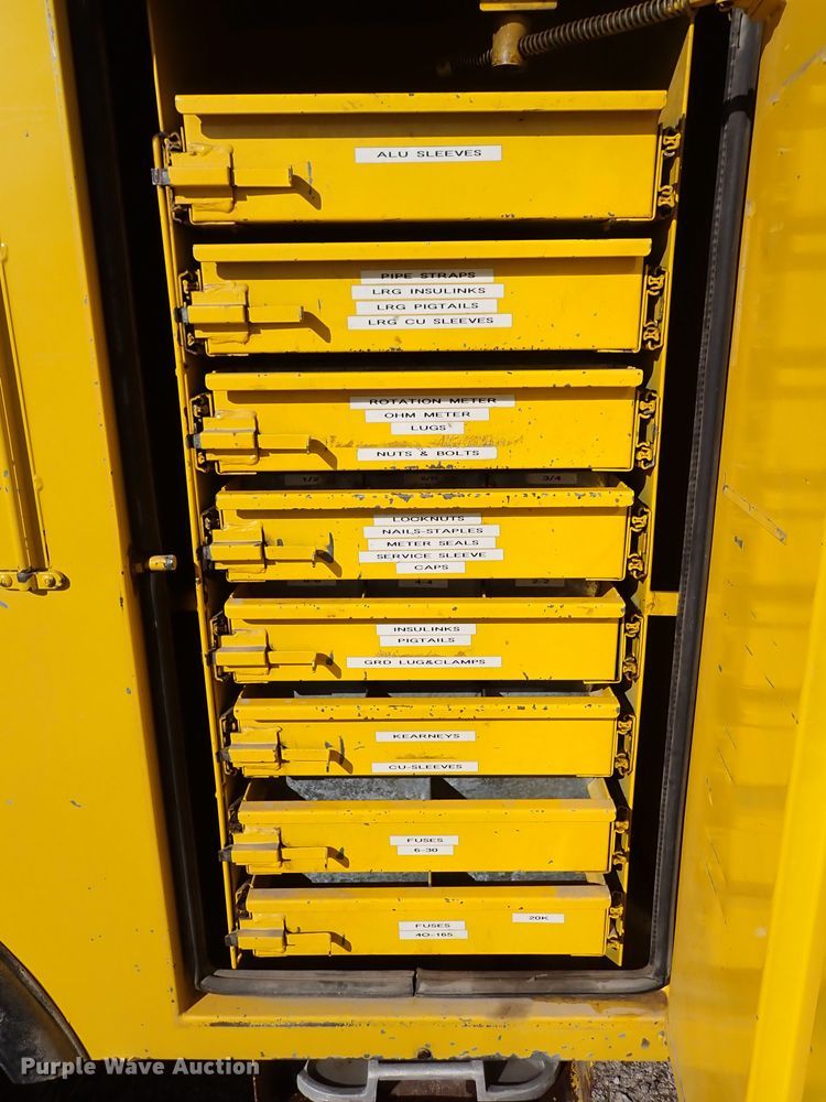 image for item DJ0210 2000 GMC C7500  bucket truck