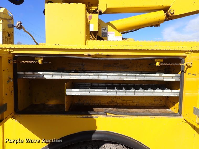 image for item DJ0210 2000 GMC C7500  bucket truck