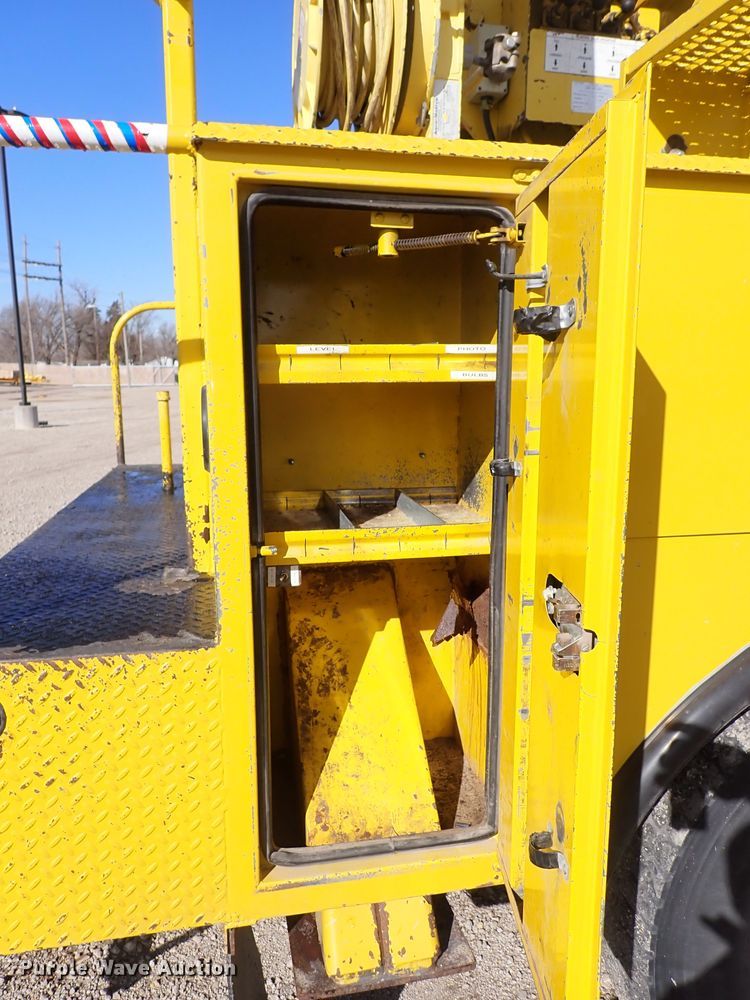 image for item DJ0210 2000 GMC C7500  bucket truck