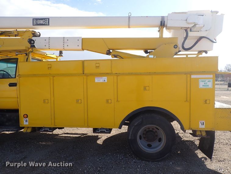 image for item DJ0210 2000 GMC C7500  bucket truck