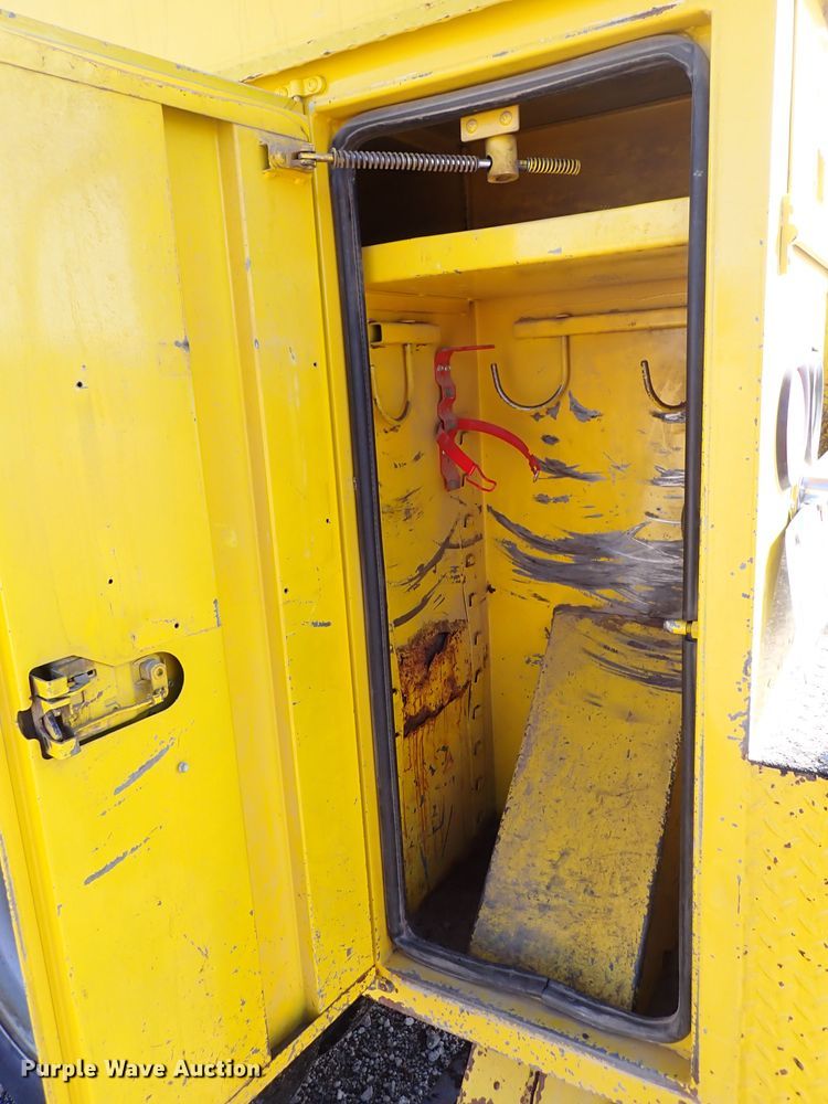 image for item DJ0210 2000 GMC C7500  bucket truck