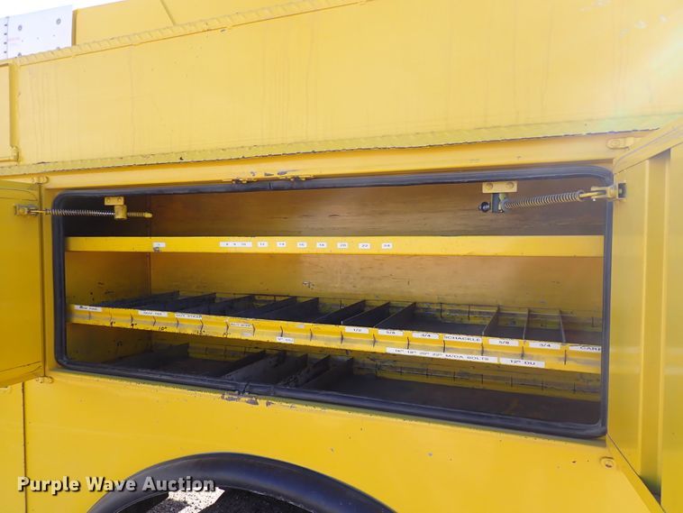 image for item DJ0210 2000 GMC C7500  bucket truck