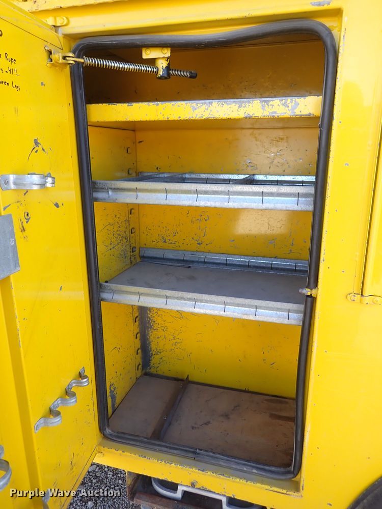 image for item DJ0210 2000 GMC C7500  bucket truck