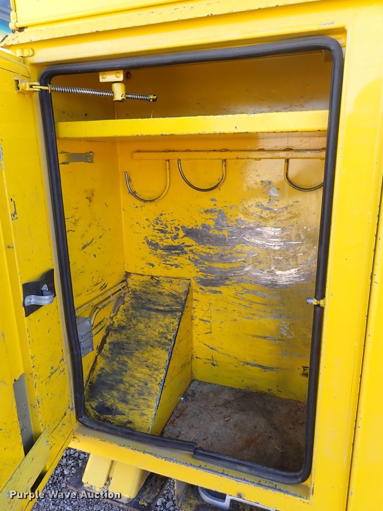 image for item DJ0210 2000 GMC C7500  bucket truck