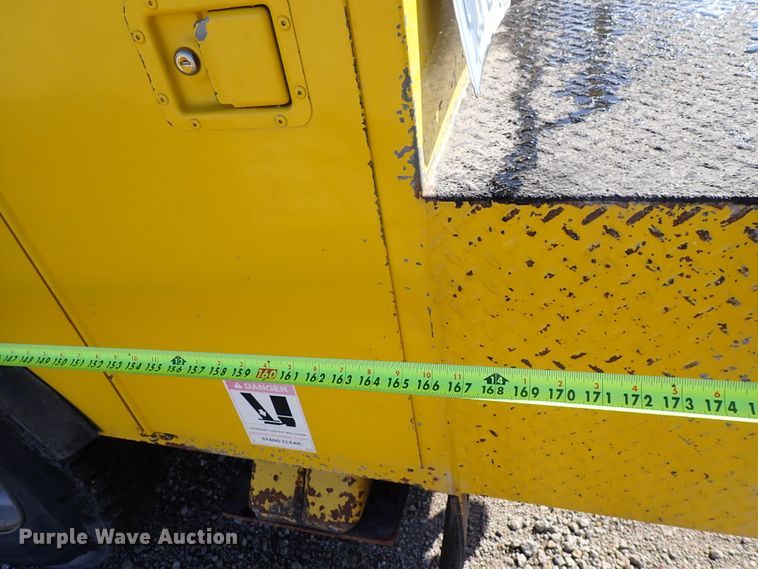 image for item DJ0210 2000 GMC C7500  bucket truck