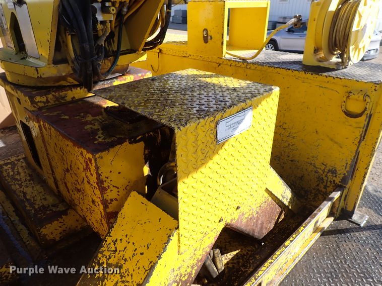 image for item DJ0210 2000 GMC C7500  bucket truck