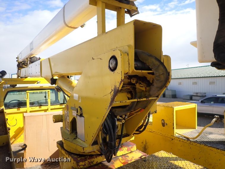 image for item DJ0210 2000 GMC C7500  bucket truck