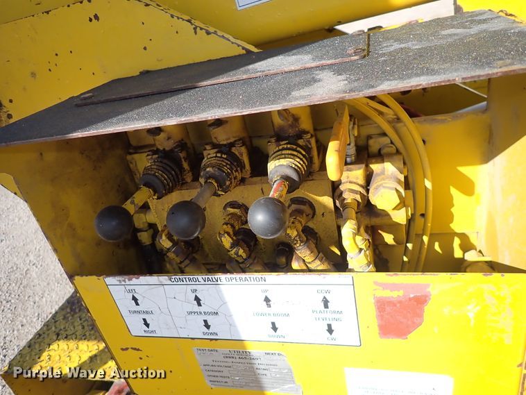 image for item DJ0210 2000 GMC C7500  bucket truck