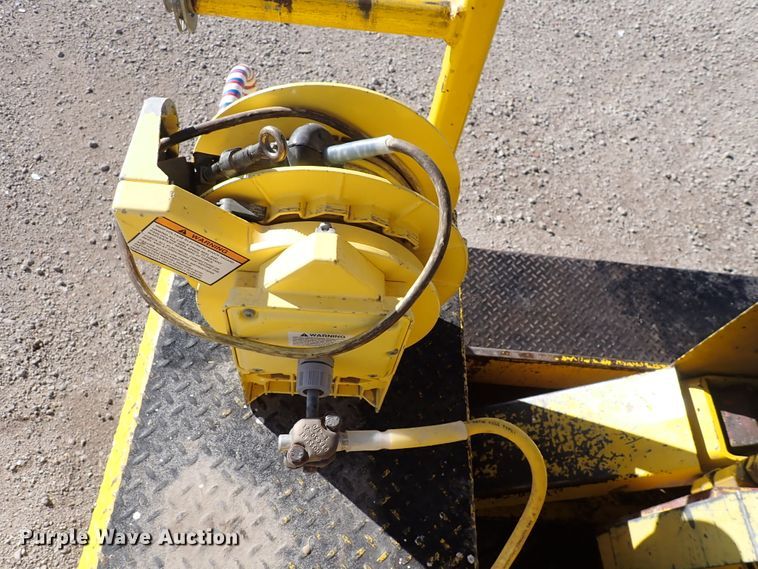 image for item DJ0210 2000 GMC C7500  bucket truck