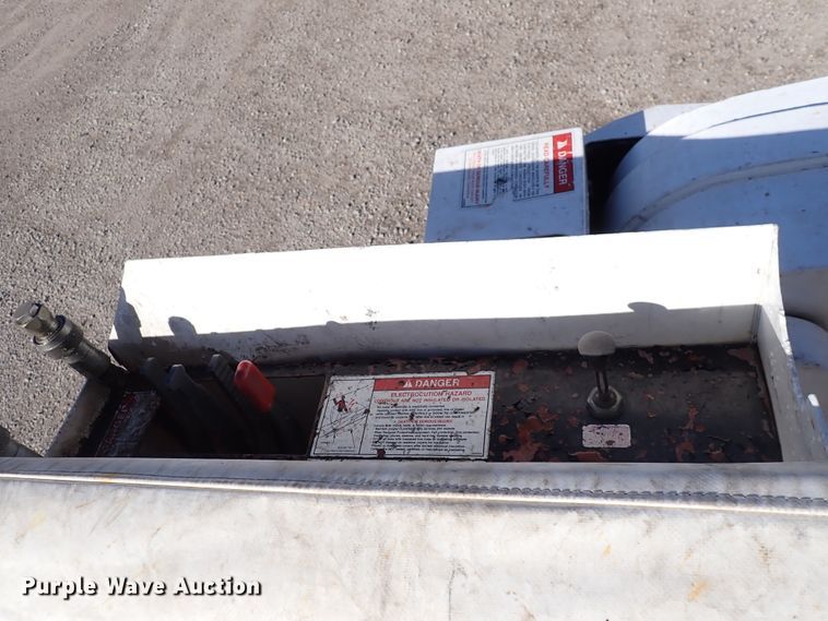 image for item DJ0210 2000 GMC C7500  bucket truck