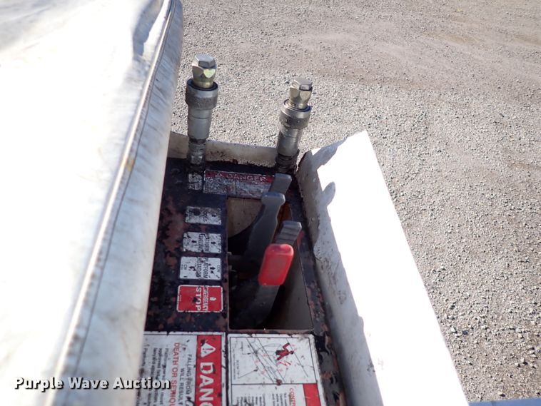 image for item DJ0210 2000 GMC C7500  bucket truck