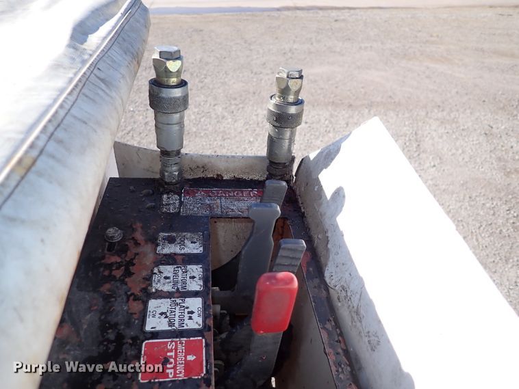 image for item DJ0210 2000 GMC C7500  bucket truck