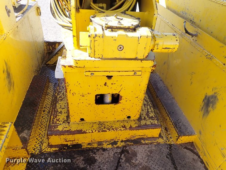 image for item DJ0210 2000 GMC C7500  bucket truck